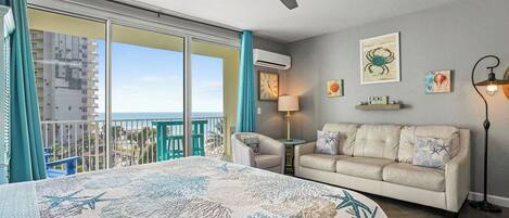 Escritorio, tabla de planchar con plancha, wifi y ropa de cama