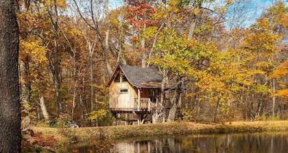 Oakleaf Treehouse | 1BR,1BA, Hot Tub, Secluded Treehouse