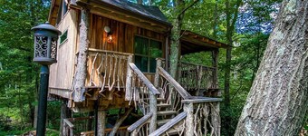 Oakleaf Treehouse - Secluded Romantic Loft with Hot Tub & Creek