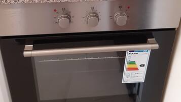 Frigorífico, horno, hervidor eléctrico y utensilios de cocina