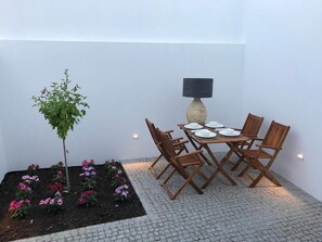 Outdoor dining - CASA DO CABIDO - Elegance in simple traits (Évora)