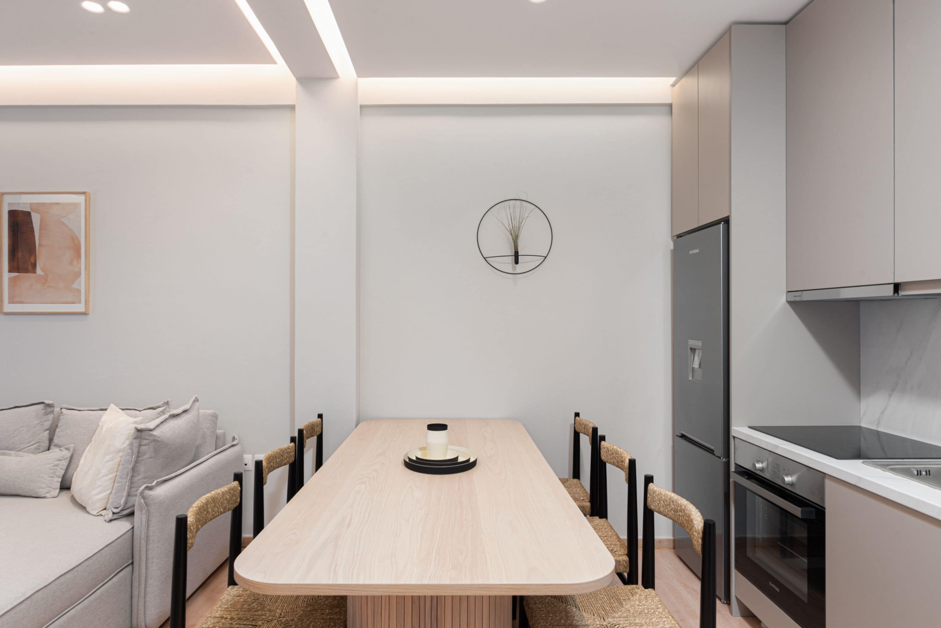 Apartamento urbano, 2 quartos, sacada | Cozinha privada | Geladeira grande, micro-ondas, fogão, lava-louças