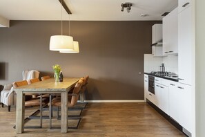 Fridge, oven, stovetop, dishwasher
