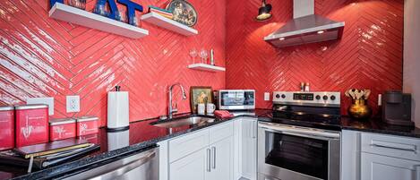 Kjøleskap, mikrobølgeovn, kokeplater og oppvaskmaskin