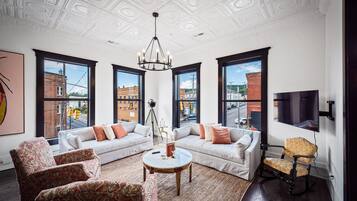 Téléviseur connecté, bureau, écran d’ordinateur