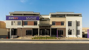 Un edificio moderno con un'insegna che indica "darajjal Executive Apartments".