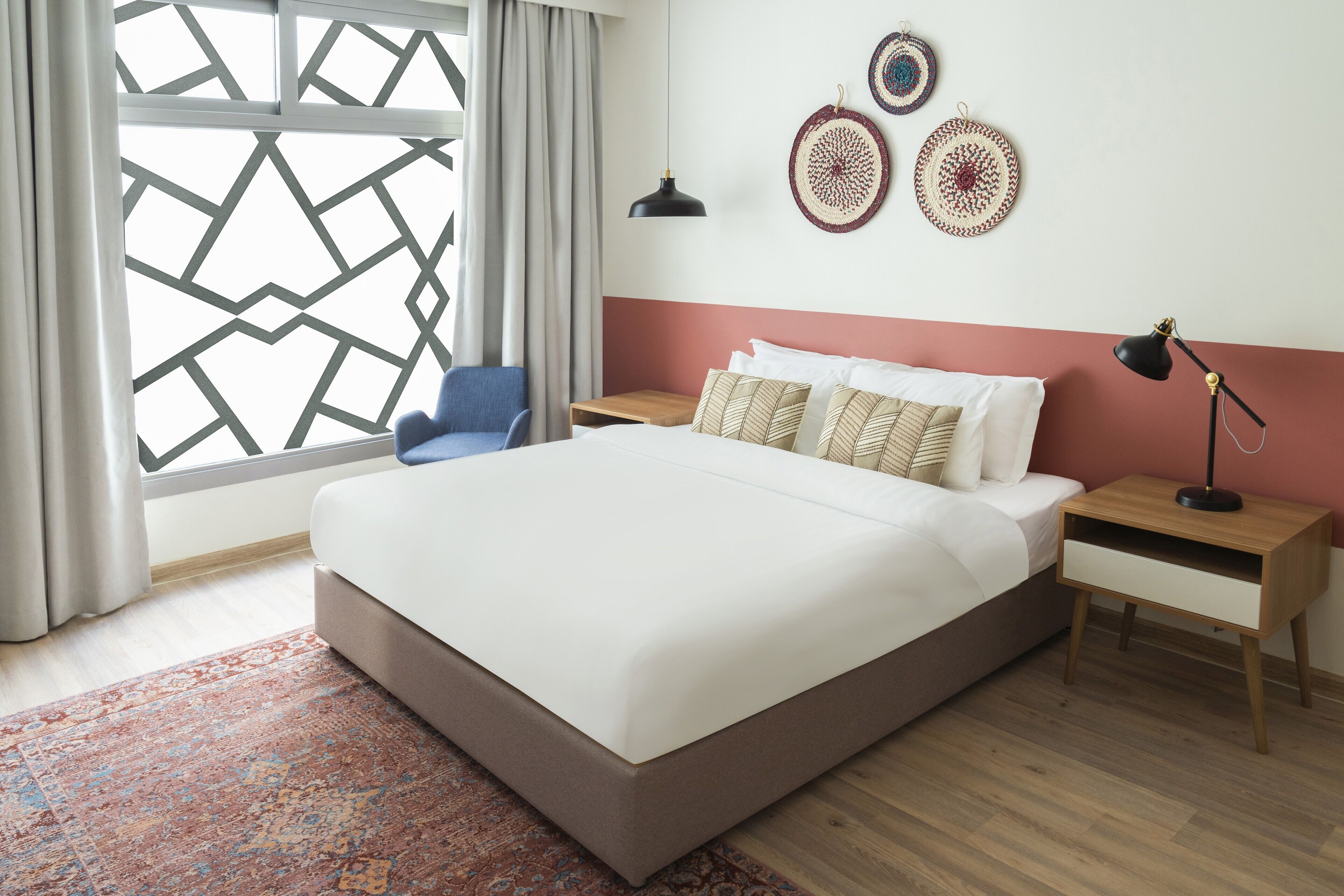 Studio | Brankas, meja kerja, kedap suara, dan setrika/meja setrika