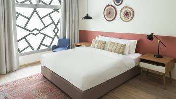 Studio | Pengeskab på værelset, skrivebord, lydisolering, strygejern/strygebræt