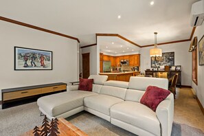 Smart TV, fireplace, stereo - Tremblant Prestige - Plateau 202-5 (Mont-Tremblant)