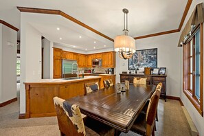 Dining - Tremblant Prestige - Plateau 202-5 (Mont-Tremblant)
