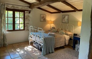 3 bedrooms, iron/ironing board, travel crib, free WiFi - Charming 3-bed with Hot Tub, Pool, Gite in Saint-Aubin-de-Cadelech. Dog Friendly (Saint-Aubin-de-Cadelech)