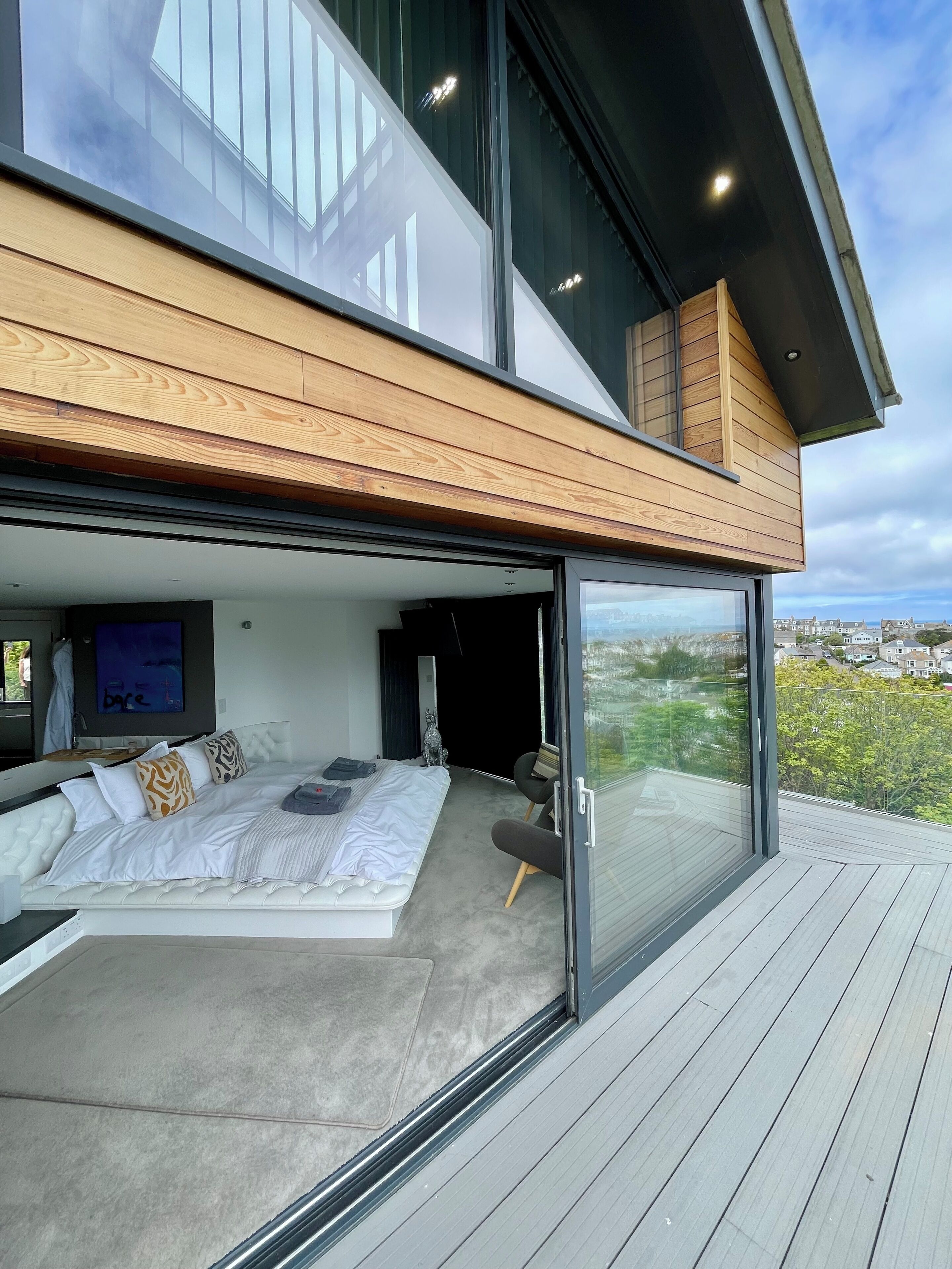 Panoramic Room | Individually decorated, individually furnished, desk, laptop workspace