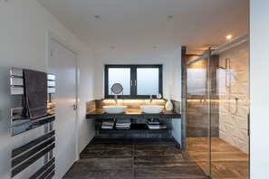 Panoramic Room | Bathroom | Hair dryer, towels, soap, shampoo - Uno - St Ives (St Ives)
