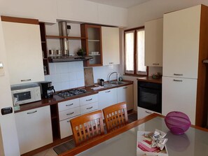 Appartamento Basic | Cucina privata | Frigorifero, microonde, forno, piano cottura