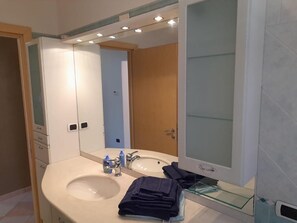 Basic Apartment | Bathroom