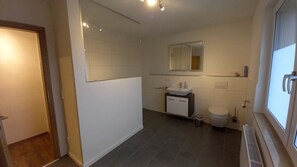 Regadera, toallas, jabón, papel de baño 