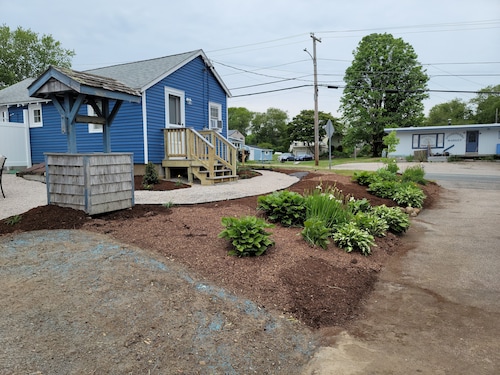 Adorable  Snug Harbor Cozy Cottage,Minutes to the beach(pet friendly)