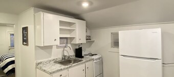 Adorable  Snug Harbor Cozy Cottage,Minutes to the beach(pet friendly)
