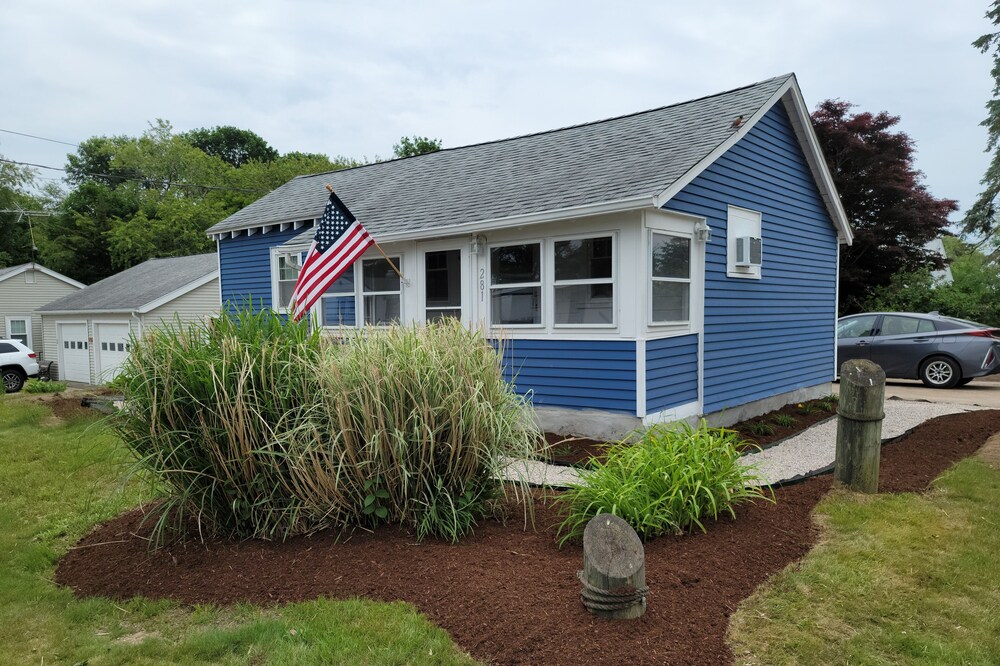 Adorable Snug Harbor Cozy Cottage,Minutes to the beach(pet friendly)