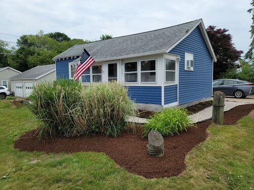 Adorable  Snug Harbor Cozy Cottage,Minutes to the beach(pet friendly)