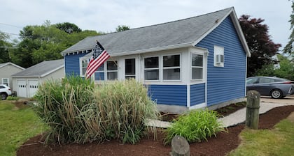 Adorable Snug Harbor Cozy Cottage,Minutes to the beach(pet friendly)