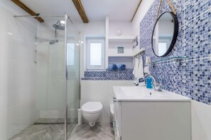Baignoire, sĂšche-cheveux, bidet, serviettes fournies