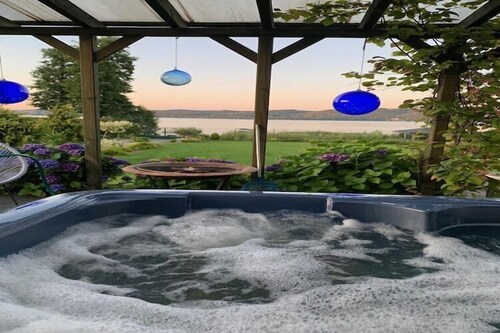 Maison au bord du lac avec plage privée, jacuzzi