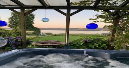 Maison au bord du lac avec plage privée, jacuzzi