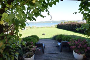 Terrace/patio - House with private beach by the lake, whirlpool (Nadole)