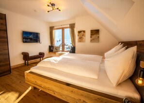 3 bedrooms, travel crib, WiFi, bed sheets