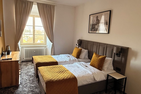 Dobbeltrom (extra bed) | Blendingsgardiner, barnesenger, wi-fi (inkludert) og sengetøy