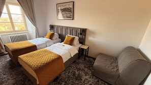 Habitación doble (extra bed) | Espacio para trabajar con un portátil, cortinas opacas, wifi gratis