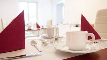 Daily continental breakfast (CZK 250 per person)