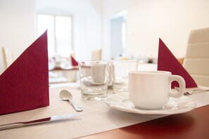 Daily continental breakfast (CZK 250 per person)