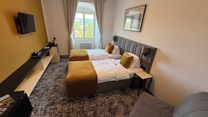 Kamar Double (extra bed) | Ruang kerja ramah laptop, tirai kedap cahaya, dan Wi-Fi gratis