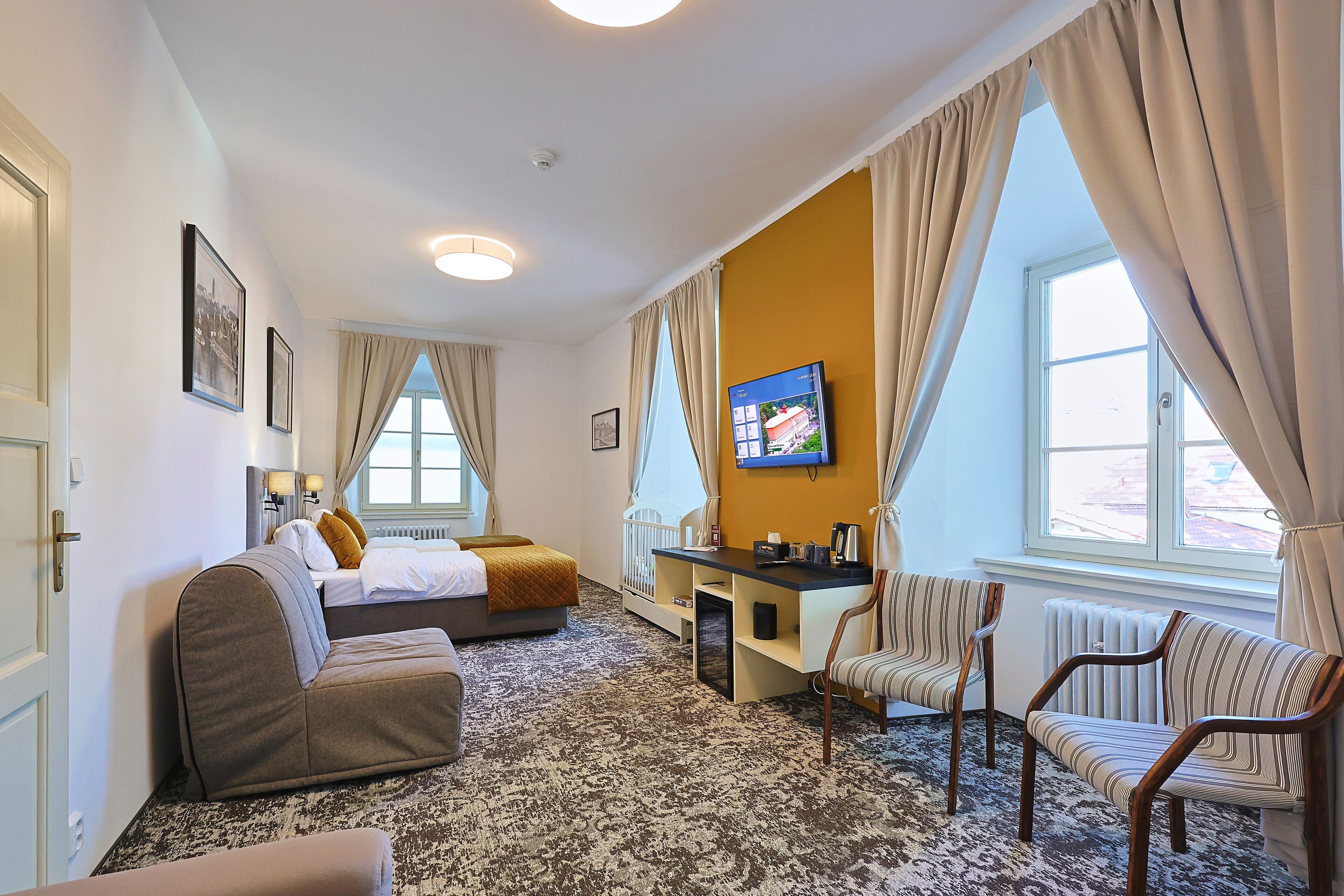 Family Suite (Maxi) | Laptop workspace, blackout drapes, free WiFi, bed sheets