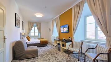 Family Suite (Maxi) | Laptop workspace, blackout drapes, free WiFi, bed sheets