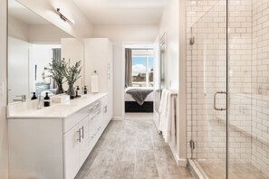Presidential Apartment, 1 Bedroom, Kitchen | Bathroom | Shower, free toiletries, hair dryer, bathrobes