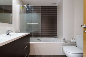 Combined shower/bathtub