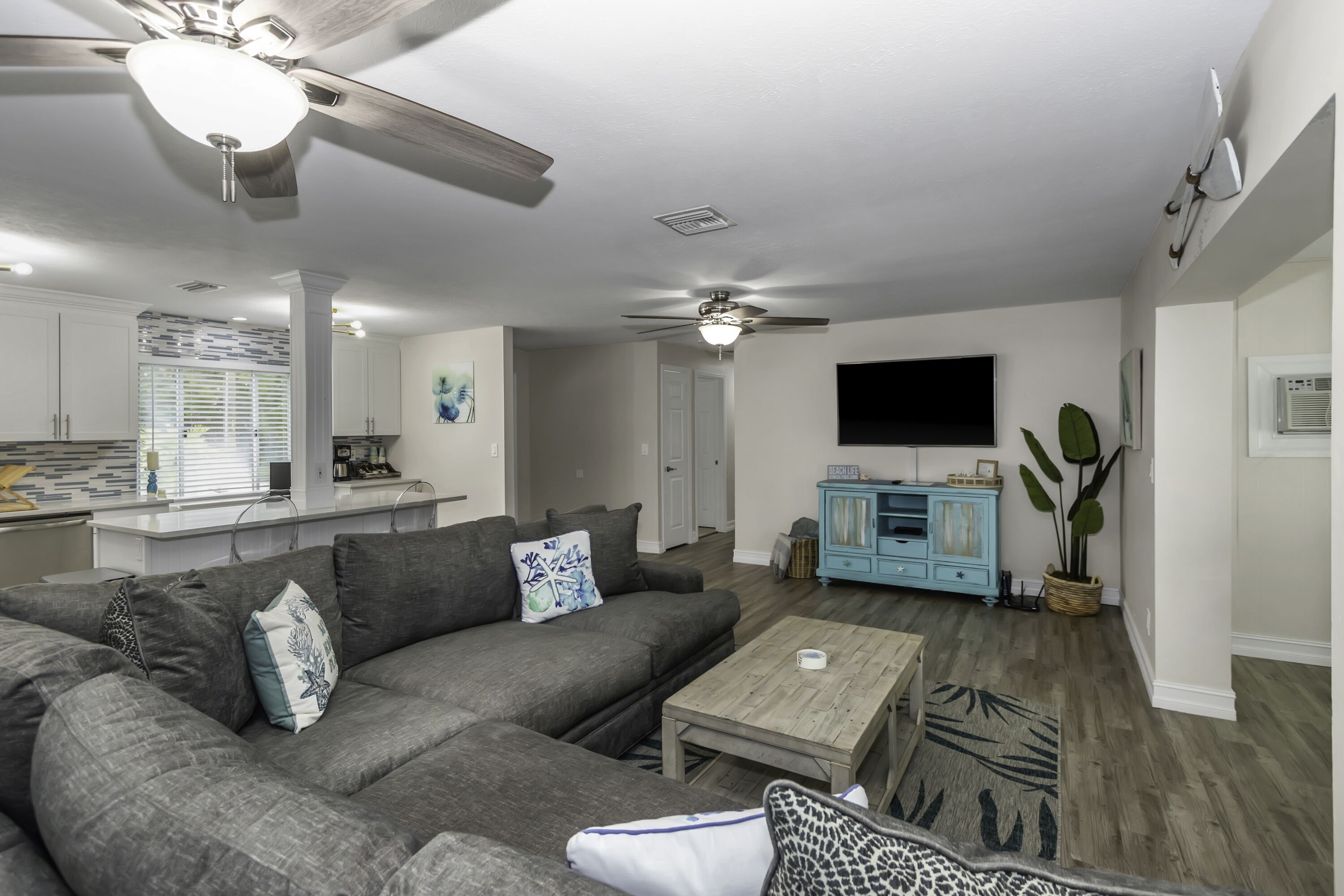 Beautifull Beach House with a Swim Spa! Less than 10 minute walk to the beach!