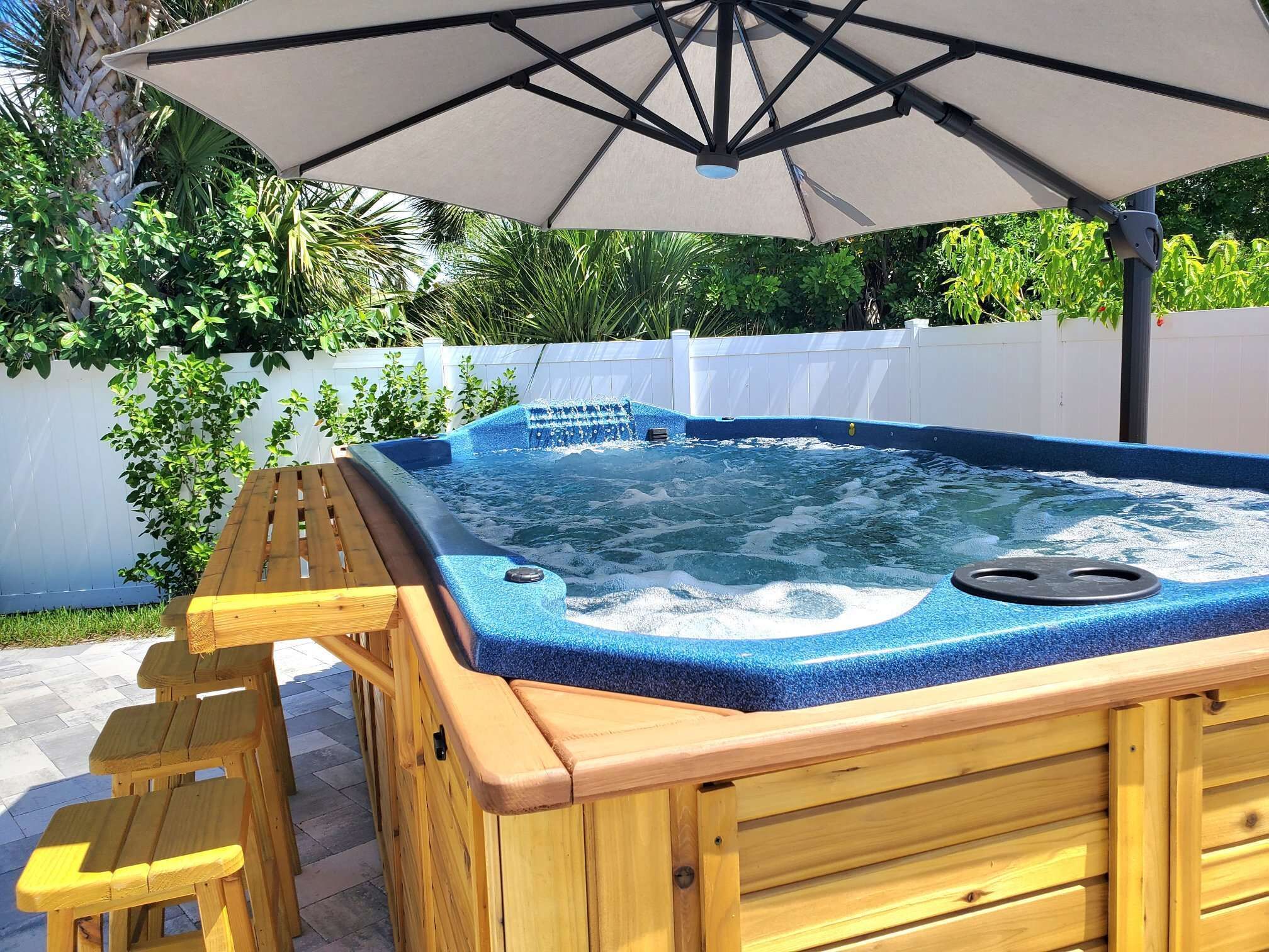 Beautifull Beach House with a Swim Spa! Less than 10 minute walk to the beach!