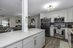 Een koelkast, een microgolfoven, een oven, een kookplaat