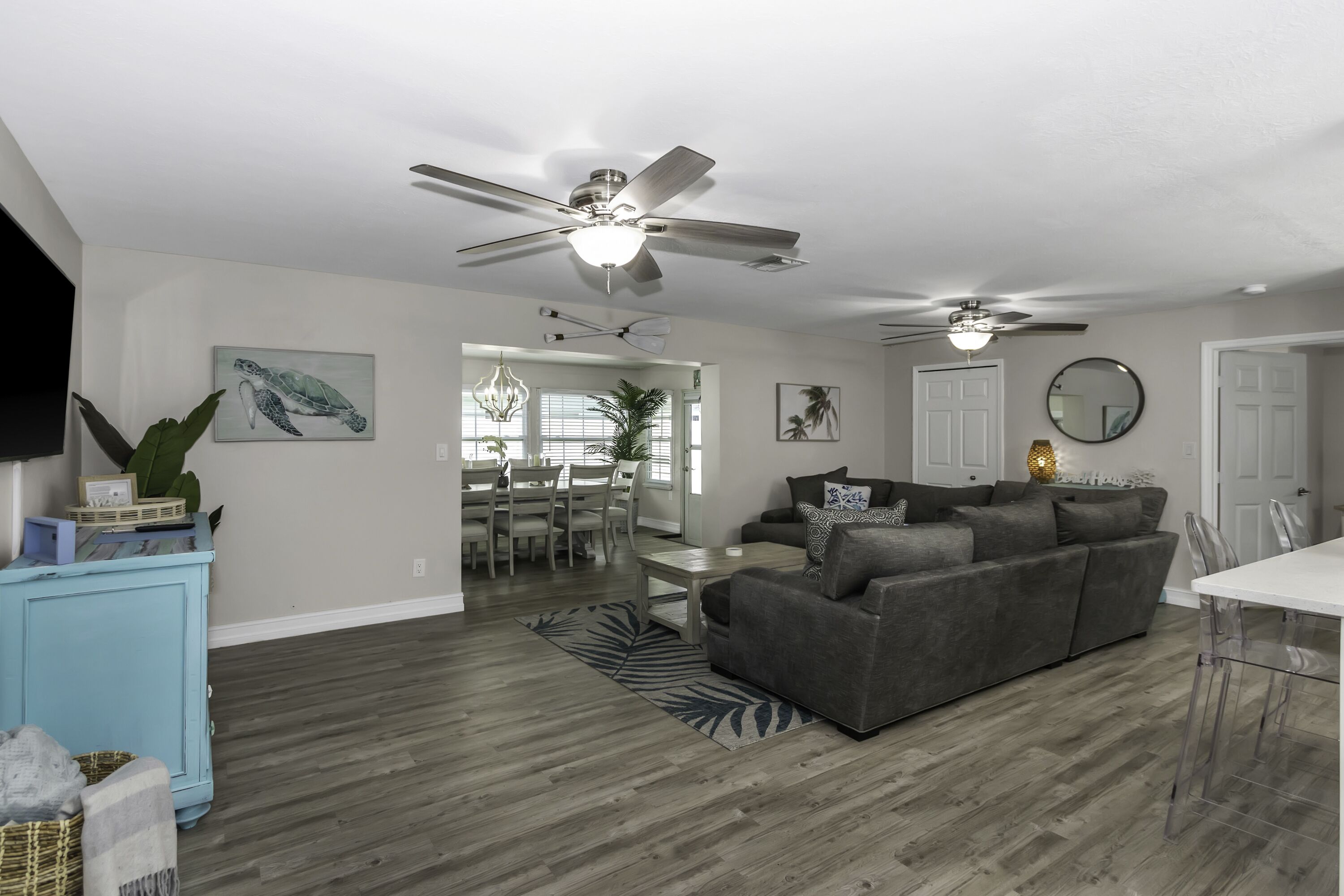 Beautifull Beach House with a Swim Spa! Less than 10 minute walk to the beach!