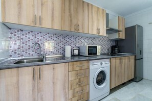 Réfrigérateur, micro-ondes, plaque de cuisson, cafetière/bouilloire
