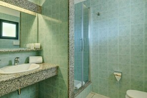 Dusche, Haartrockner, Bidet, Handtücher