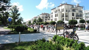 A public square with a sign for "KARLOR WECHSTEURE" and a bicycle parking area.