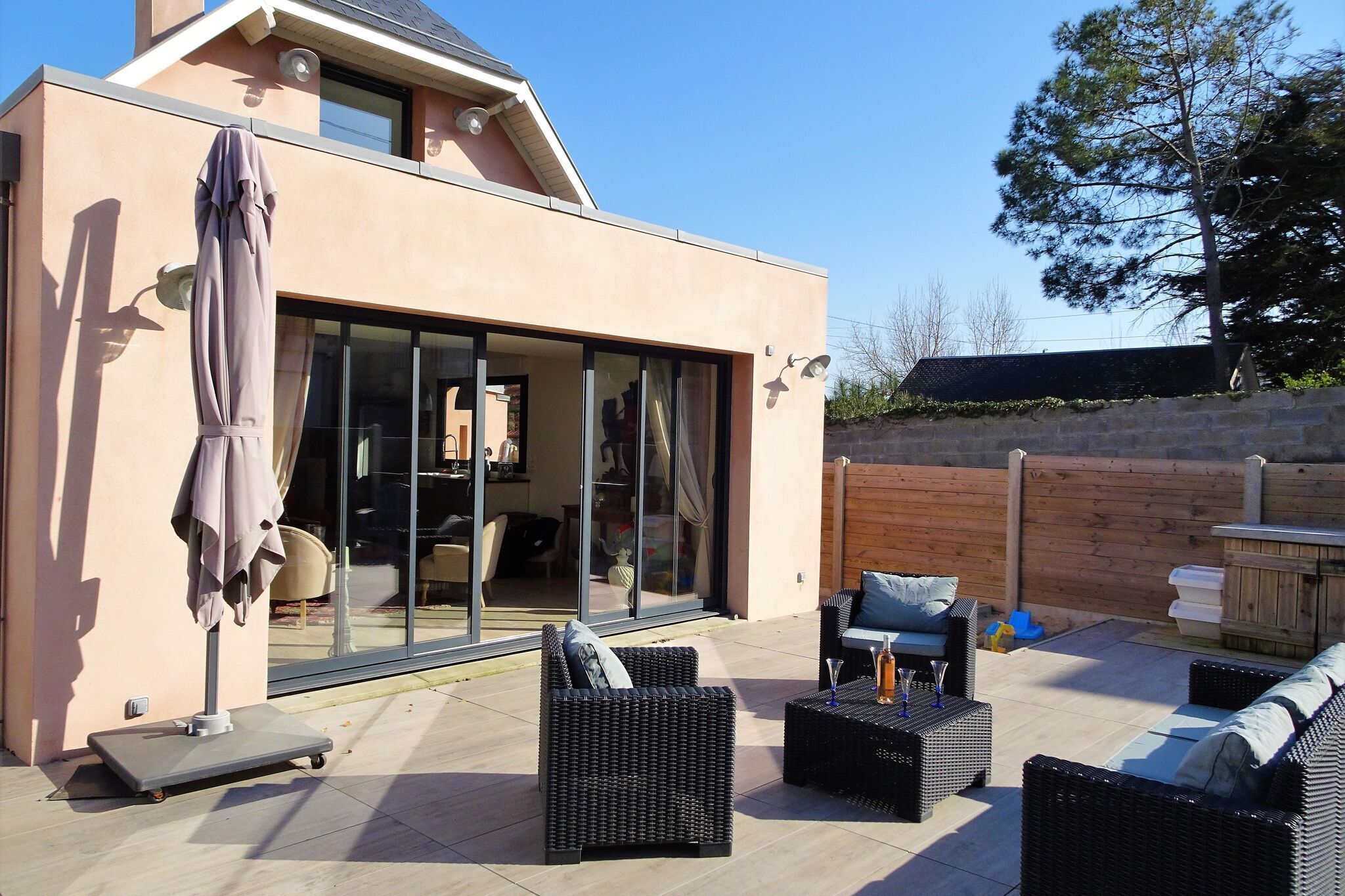 Comfortable holiday home 50 m from the sea