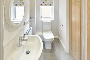 Badewanne, Haartrockner, Handtücher, Shampoo