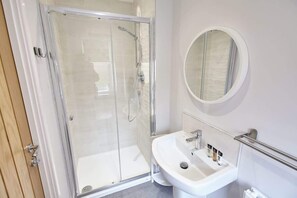 Bathtub, hair dryer, towels, shampoo