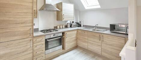 Een koelkast, een microgolfoven, een oven, een kookplaat